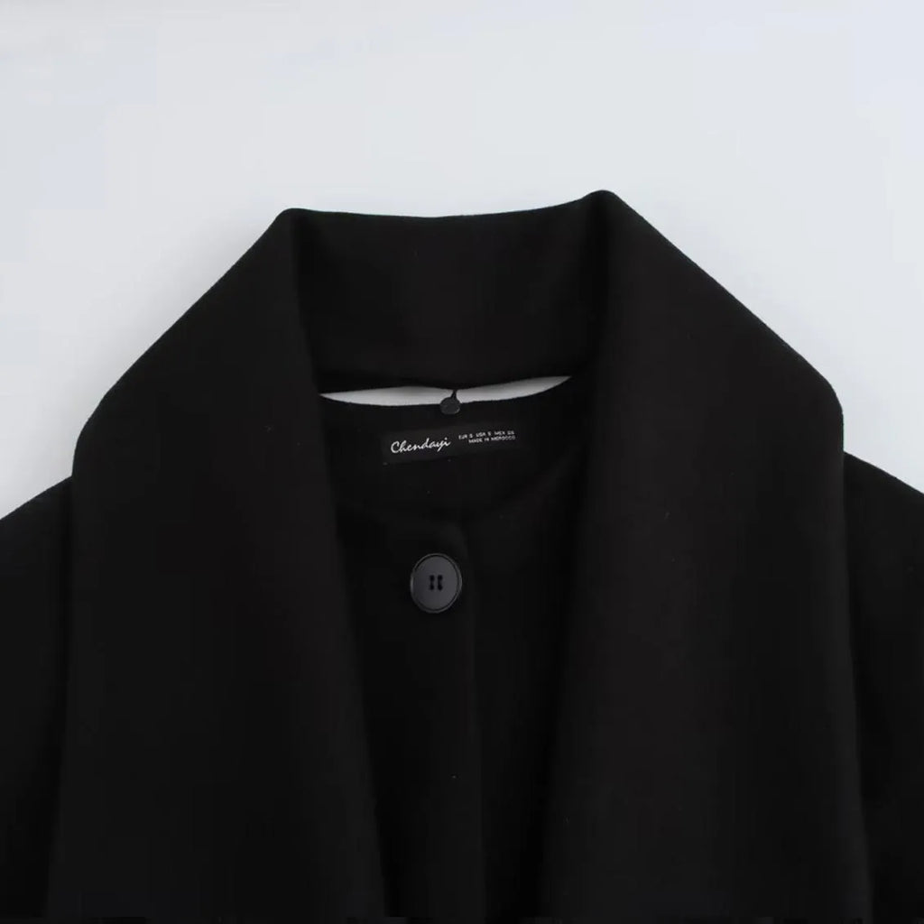 Women's winter coat with artificial fur collar in street fashion style with side pockets