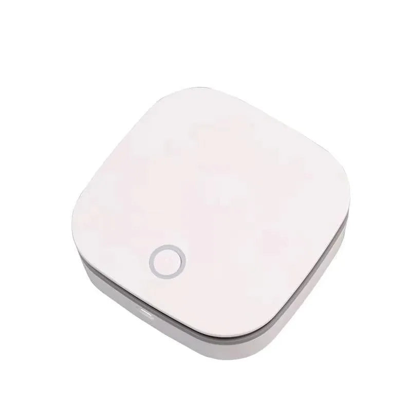 White USB-powered air purifier for car use with negative ion sterilisation technology