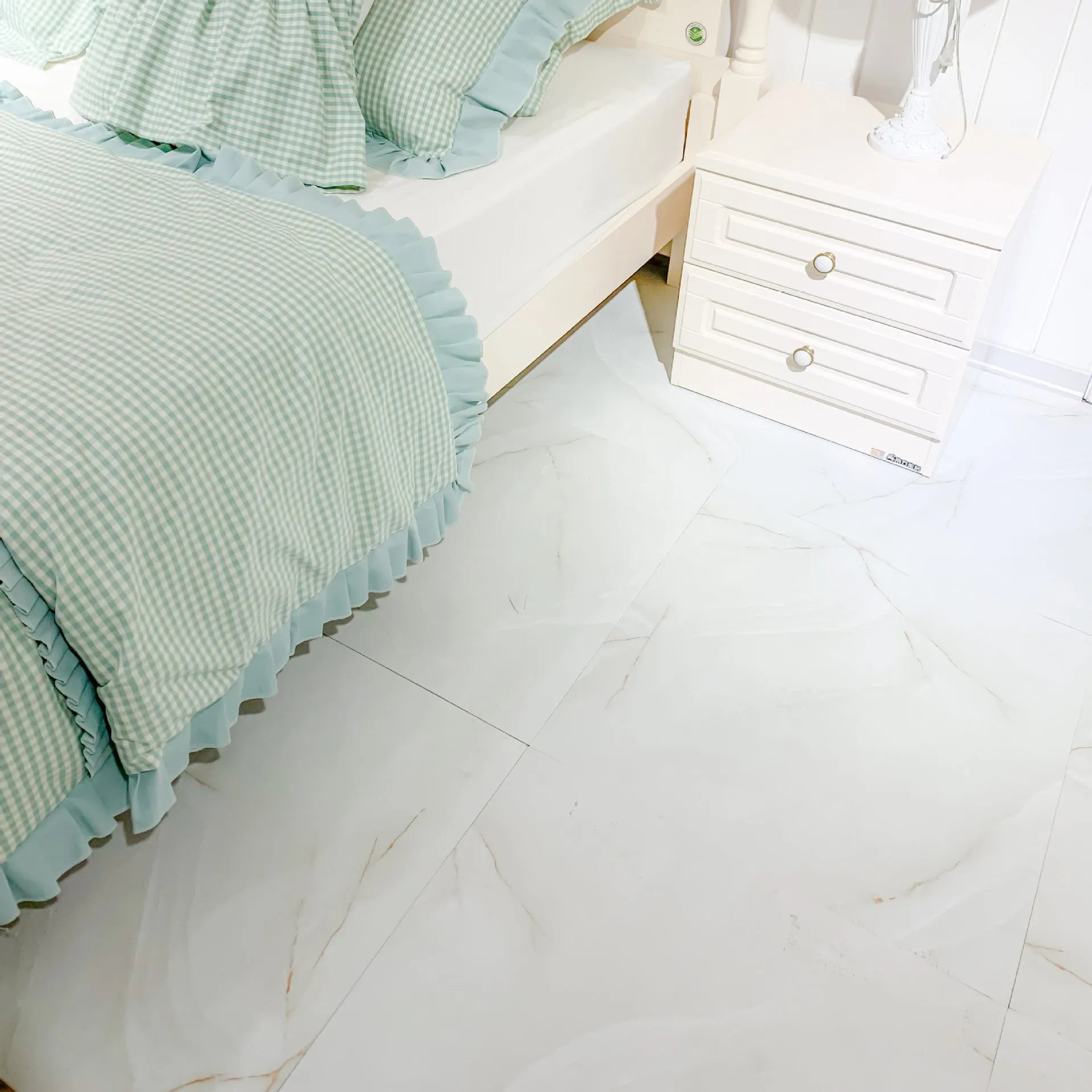Stone pattern self-adhesive floor tile 600x600mm, moisture-proof, modern simplicity style