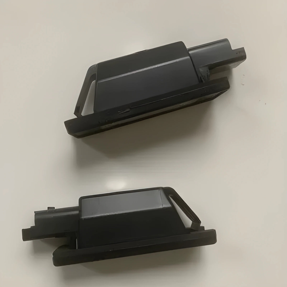 Pair of 6340F0 car license plate lamps, each 20x20x10cm, for vehicle number plate illumination