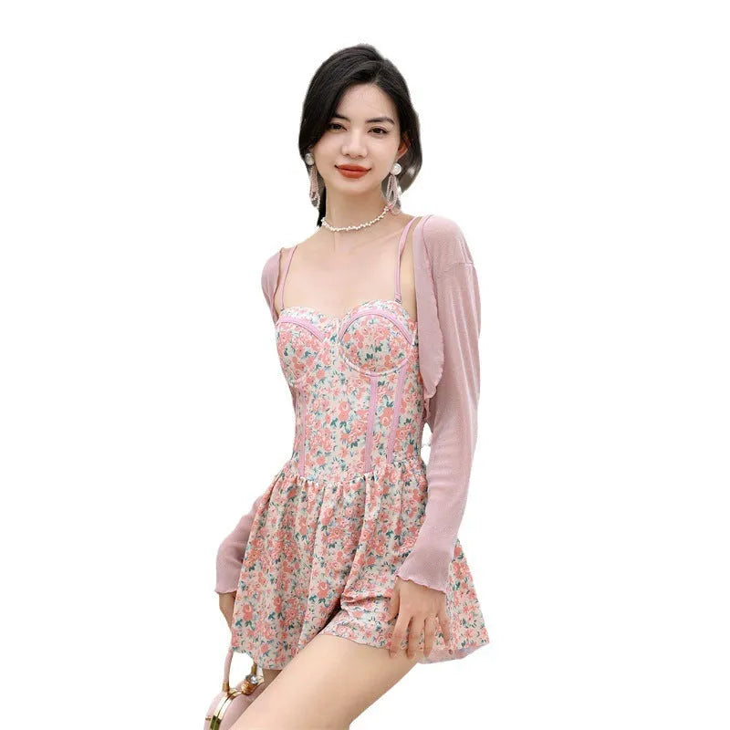 Women's floral pattern pink suspender swimsuit with smock for hot spring use