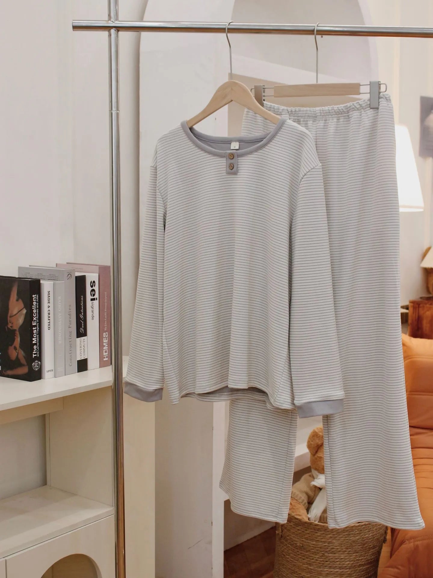 Round neck de velvet women's pajama suit with long-sleeved top and striped trousers in light blue