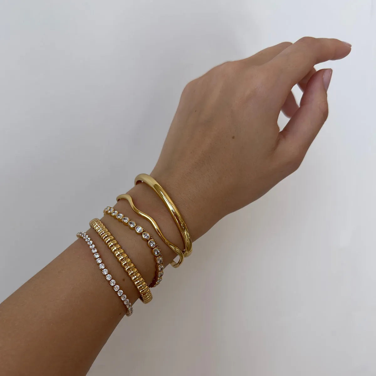 Women's stainless steel bracelet with electroplated metallic finish in European and American style