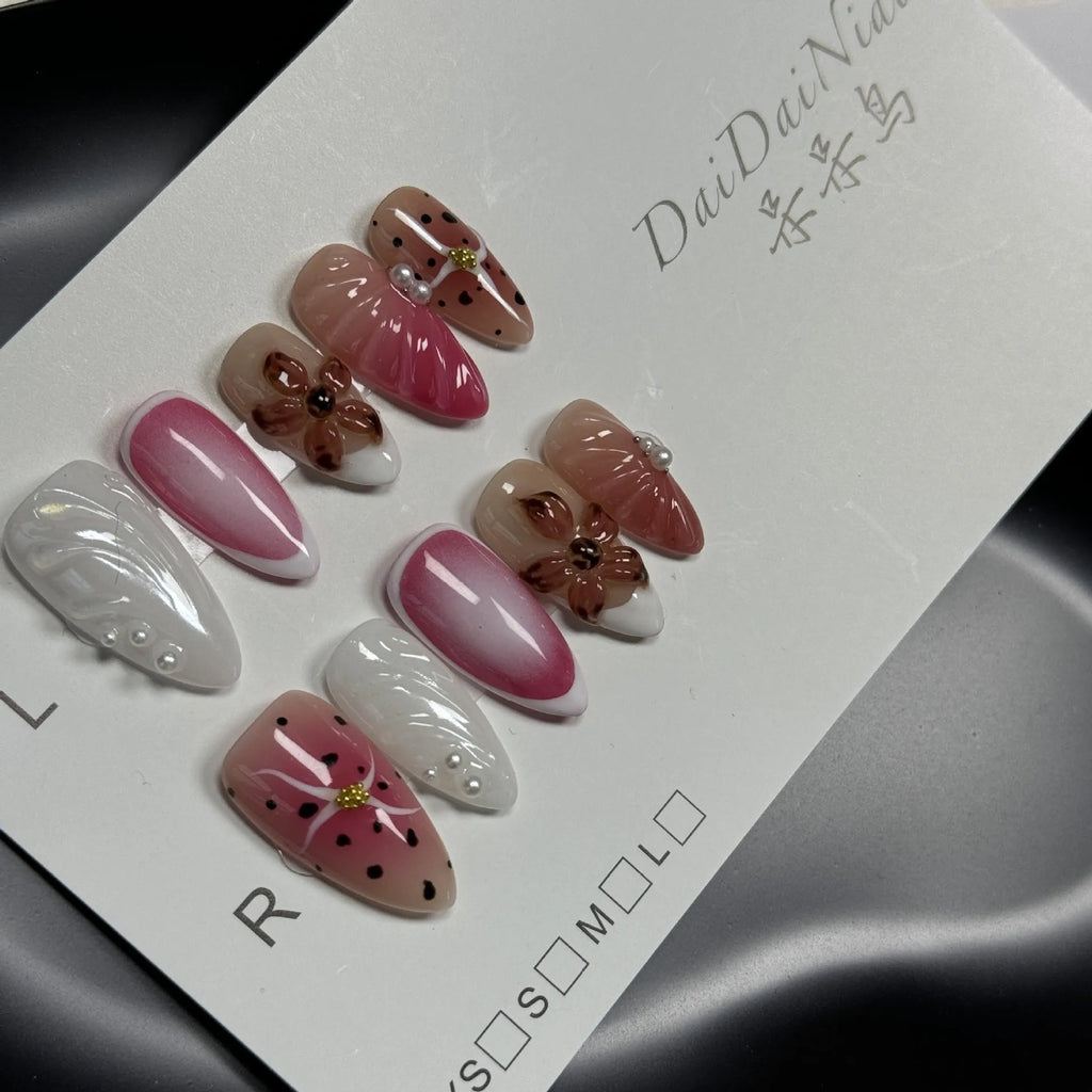 Almond-shaped nail art patch with embossed candy pattern, shown in sizes XS, S, M, L.