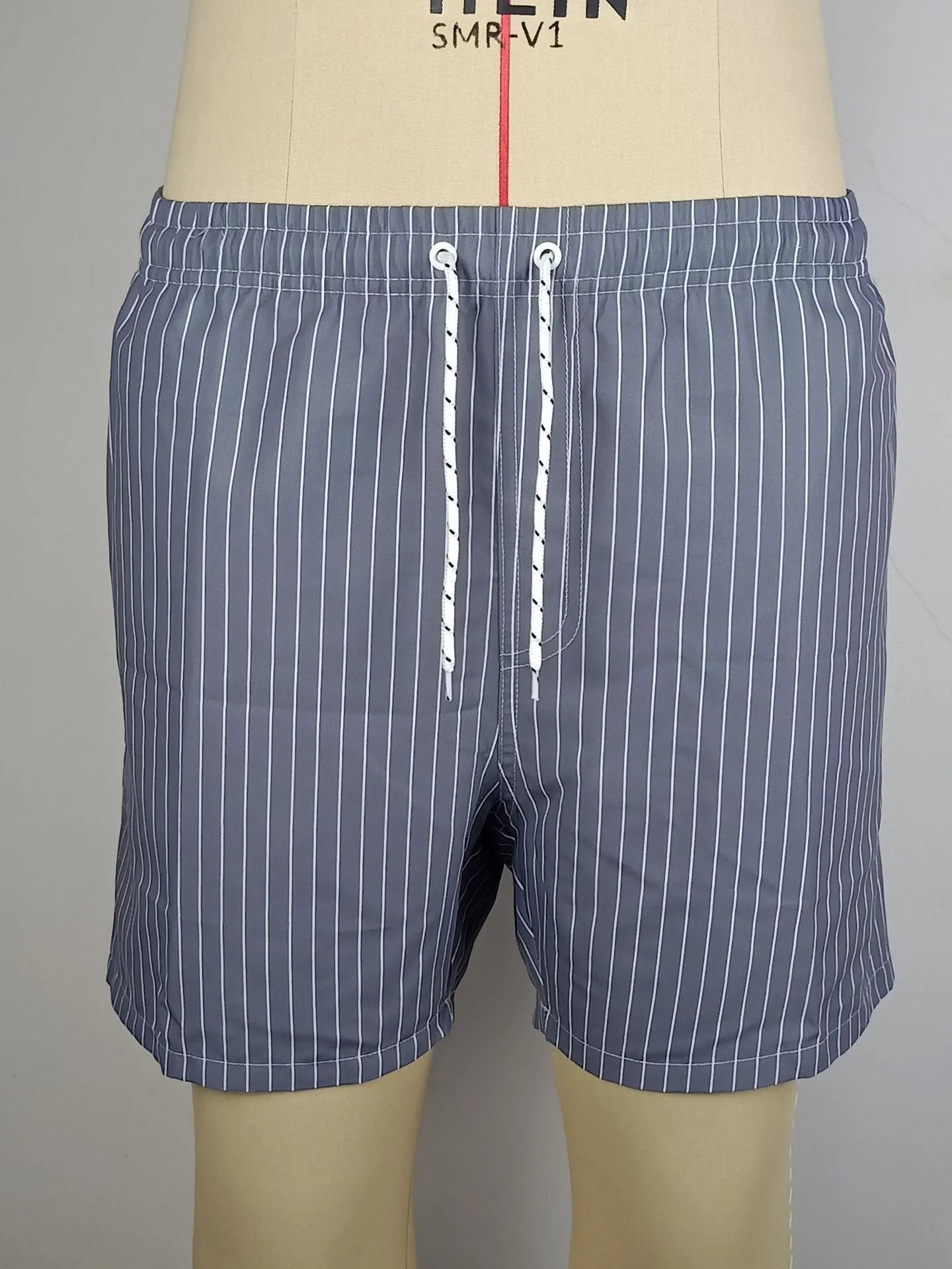 Striped casual shorts in light blue with straight leg opening and triangle lining detail.