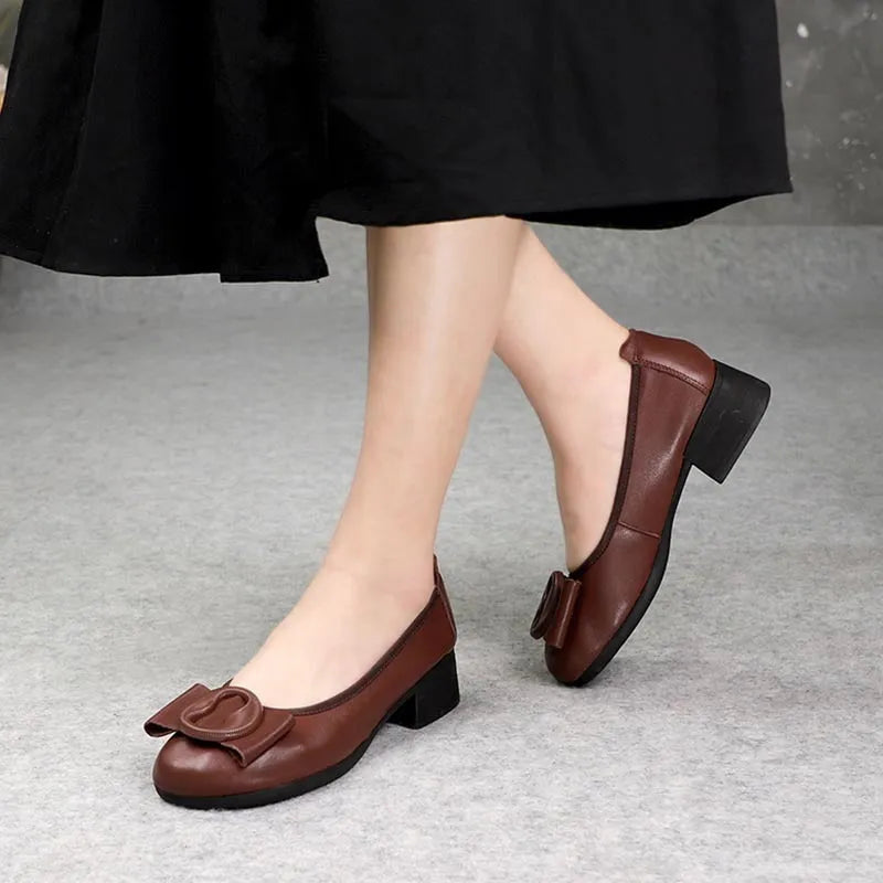 Low-cut women's slip-on pumps in genuine cowhide with round toe and mid wedge heel, black or brown