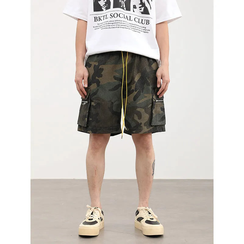 Men's camouflage pattern cropped cargo shorts with multiple pockets and elastic waistband