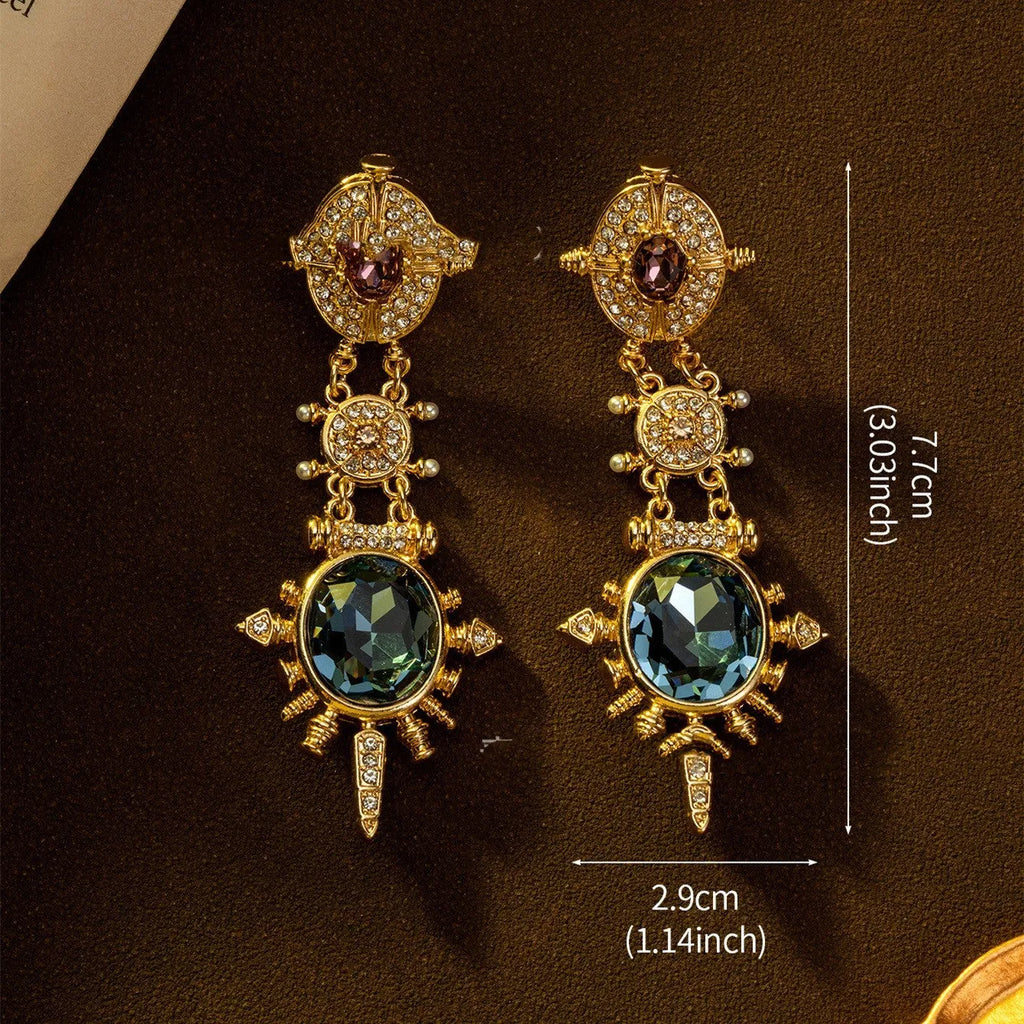Gold geometric stud earrings with round element and diamond treatment
