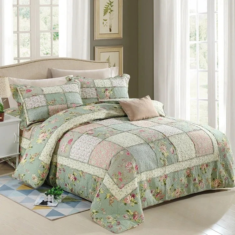 Pure cotton quilted bedspread three-piece set in a colour pattern with two pillowcases.