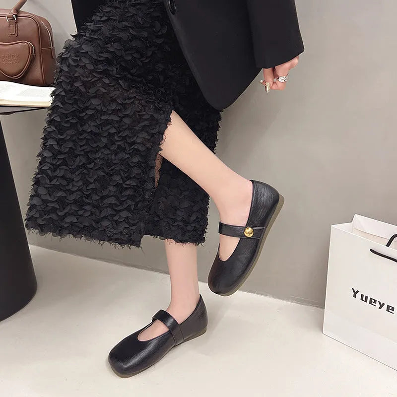 Women's buckle casual leather flat pumps in solid colour with belt buckle, round toe, low top.