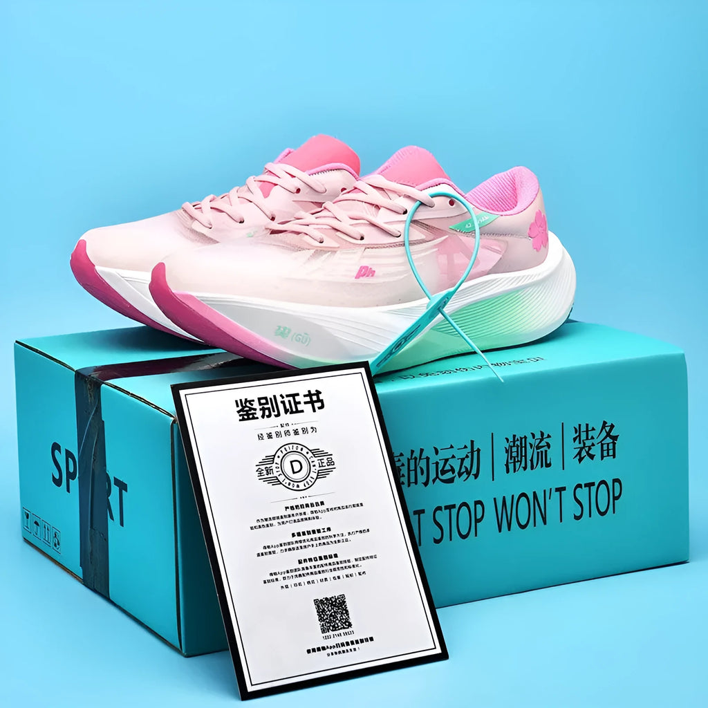 Low-top racing sneakers with carbon plate, PU mesh upper, and natural rubber sole in various colours.