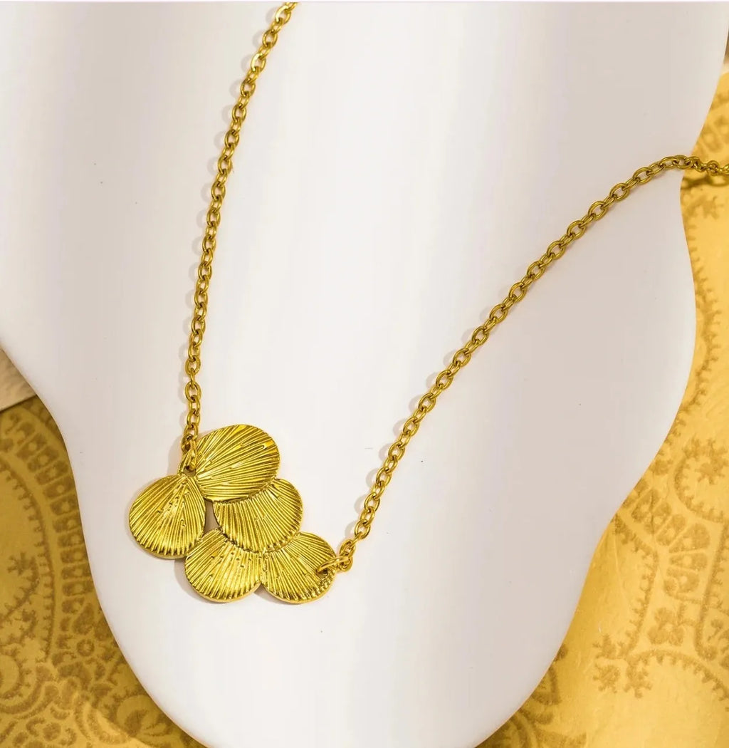Bright flower necklace for women with brass gold plated clavicle chain, 41-50cm perimeter, electroplated finish