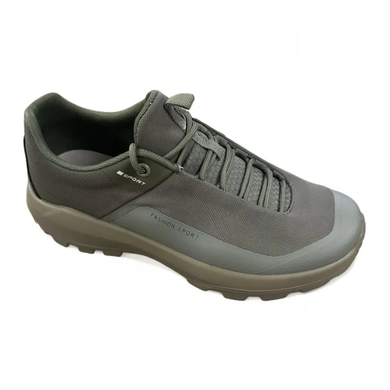 Breathable mesh sports shoes in green with rubber sole and low-top design