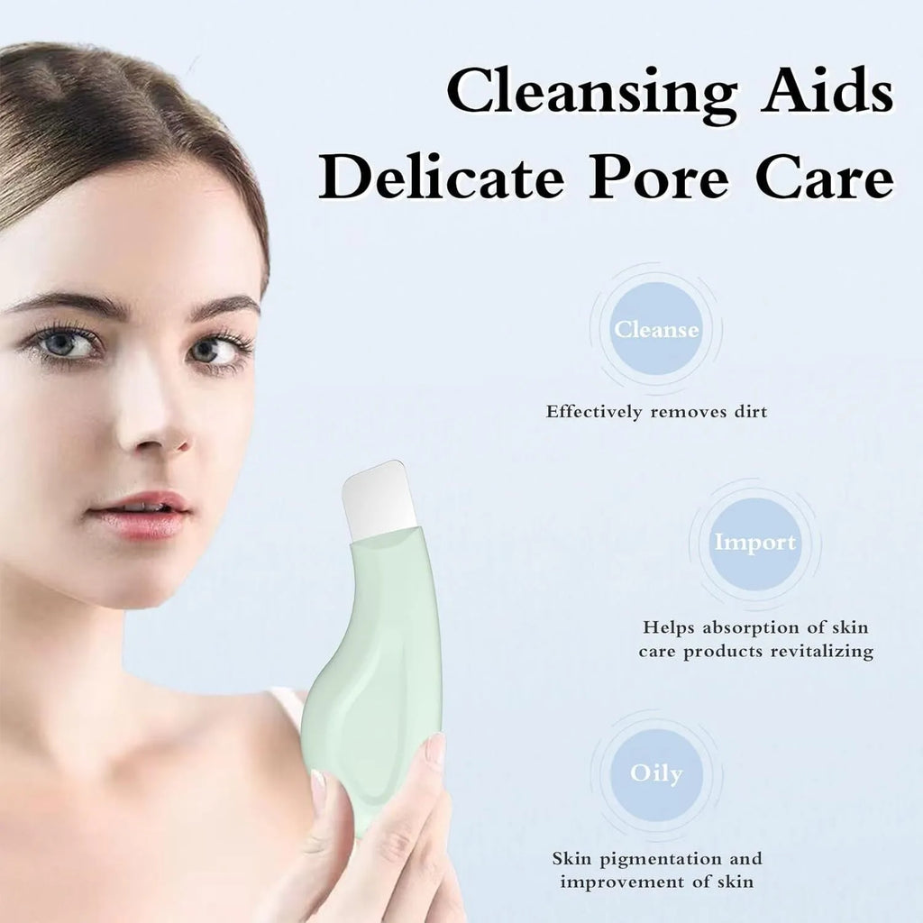 Green stainless steel pore scraper tool with a non-slip handle for removing blackheads on nose and face.
