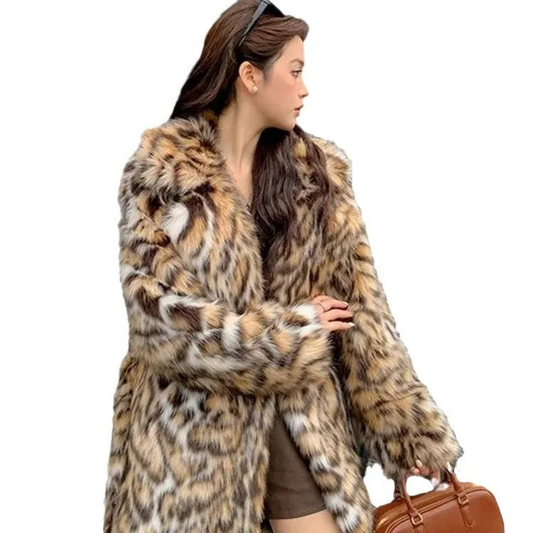 Street fashion faux fur coat with fur collar and pockets in artificial fur fabric
