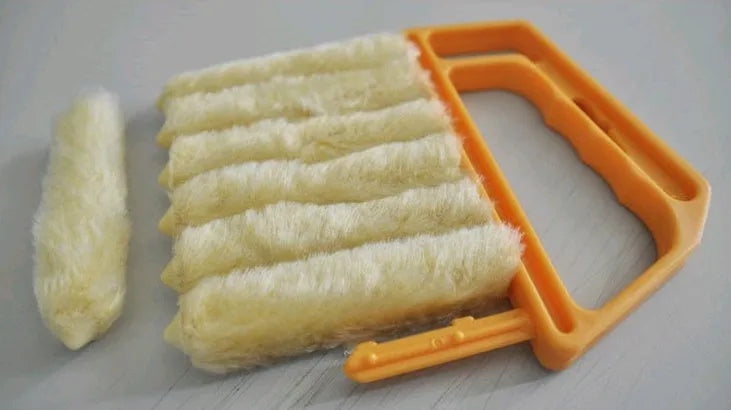 Venetian blind cleaning brush with double-sided roller inserted between slats