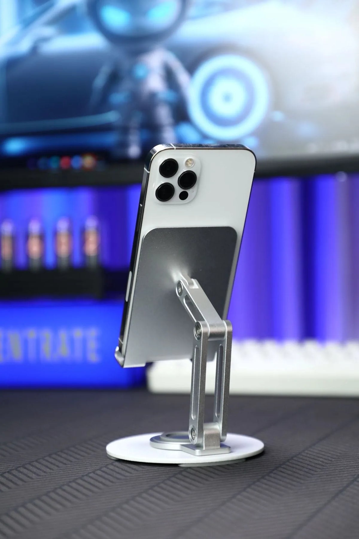 Compact 360-degree rotating mobile phone and tablet stand in metal and silicone, bright moon silver colour