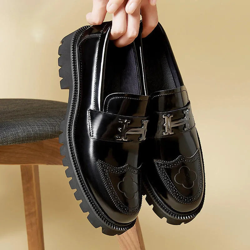 Men's low-top matte craft leather shoes with slit bead detail, black colour, rubber sole, side view