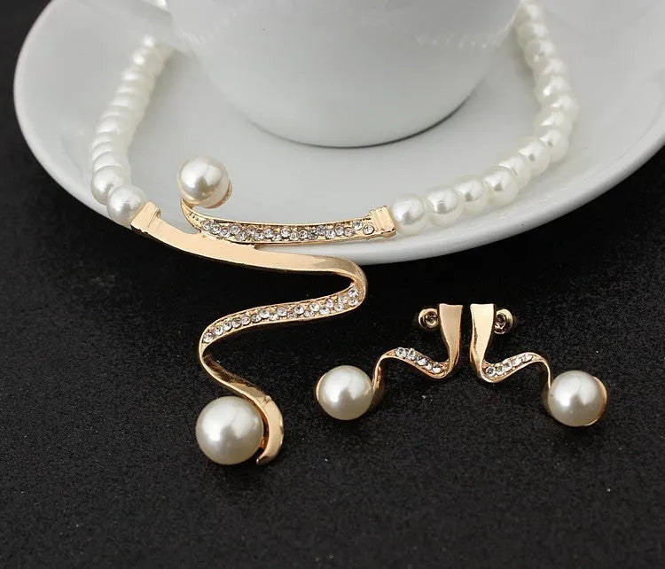Gold pearl necklace and earrings set with drop-shaped pendant and electroplated finish