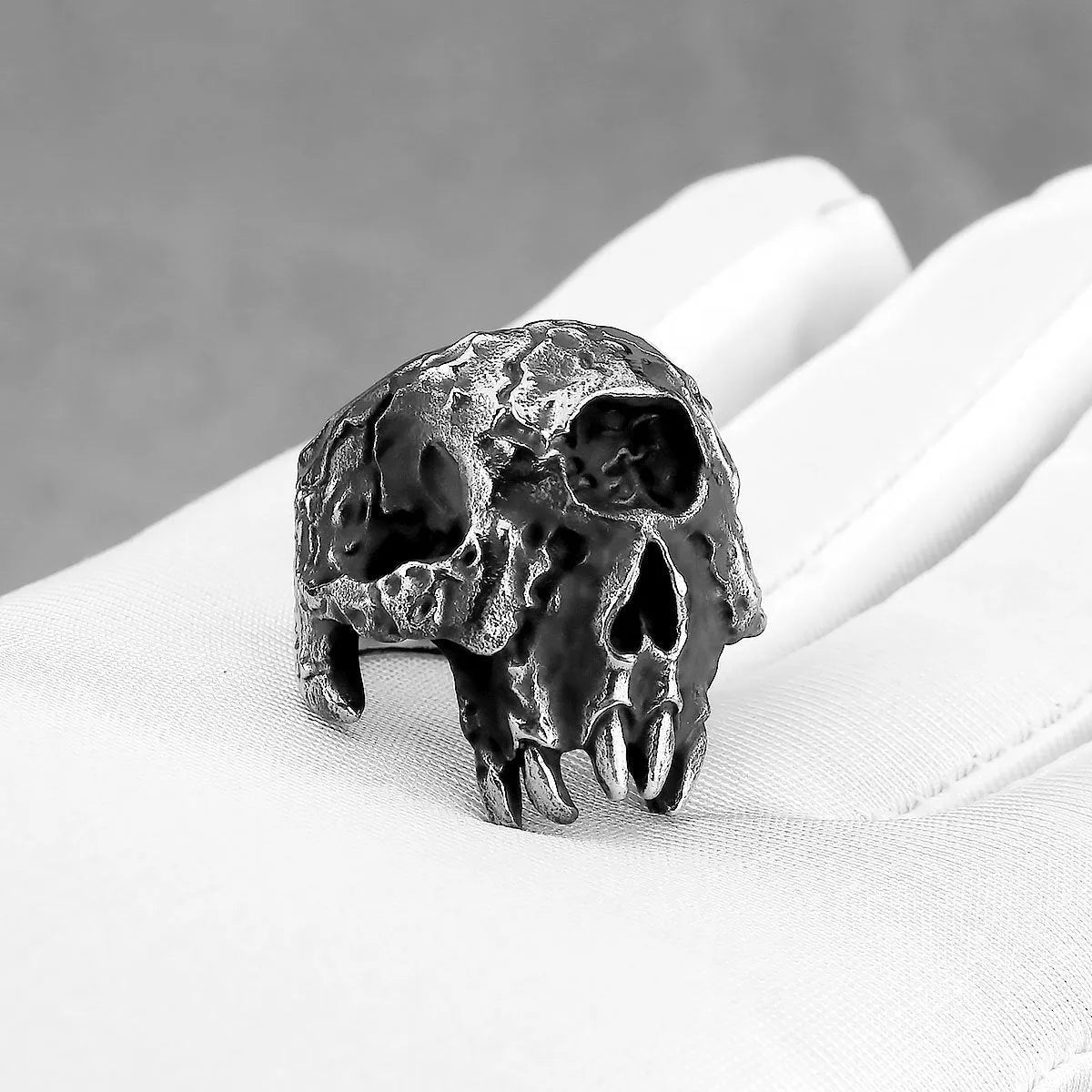Alloy finger ring with a detailed one-eyed skull design in a retro punk style.