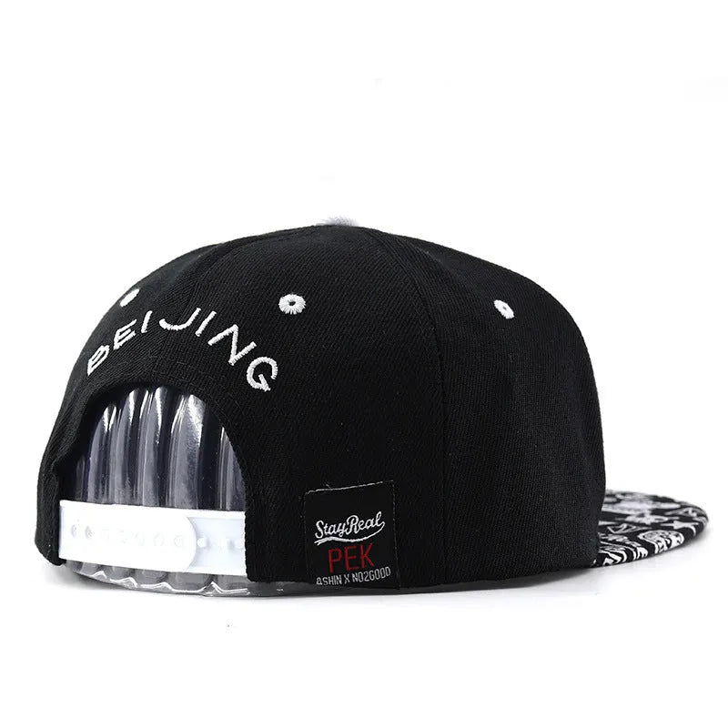 Adjustable cotton baseball cap with dome crown and letter embroidery in black or white colour