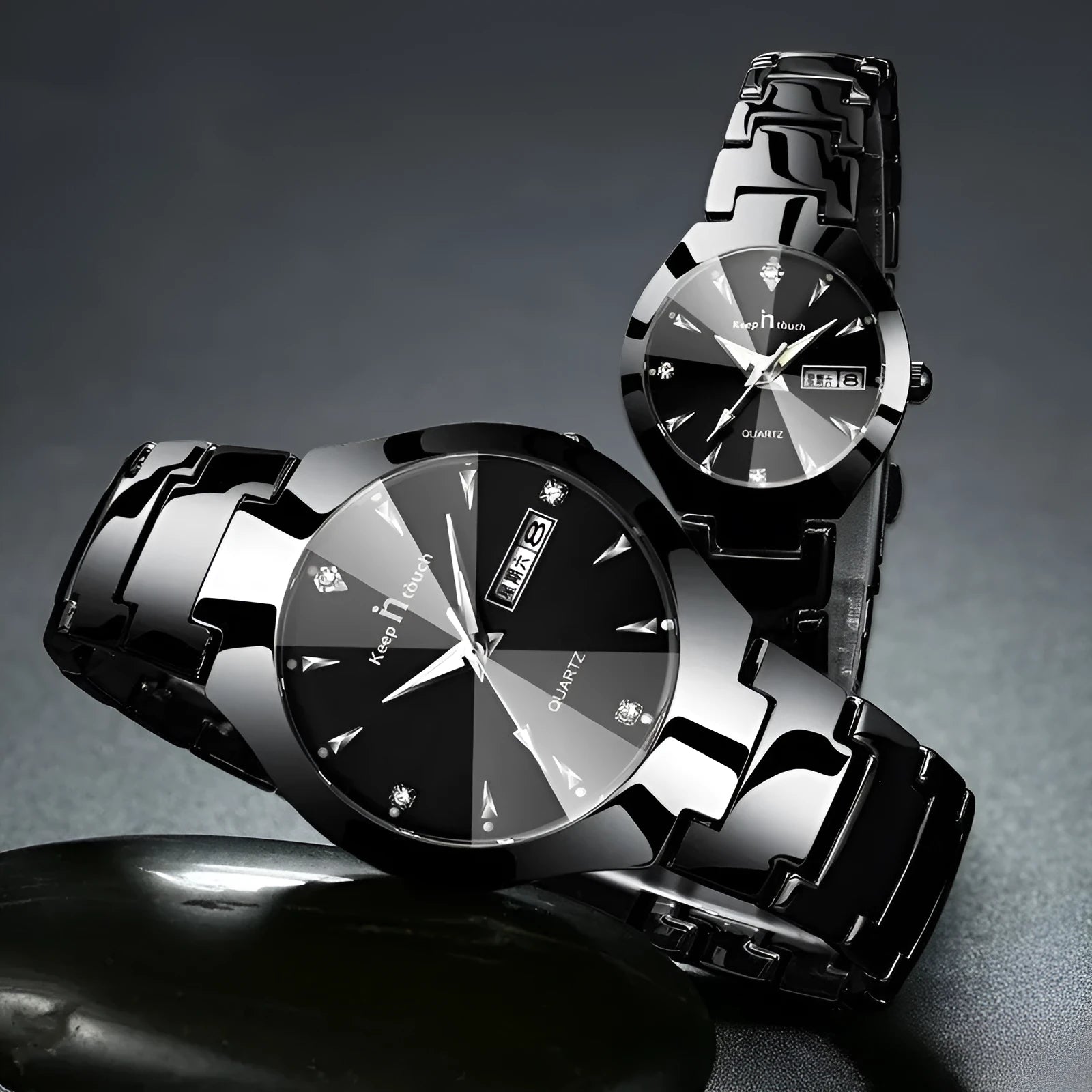 Luminous couple calendar quartz watch with 38mm round alloy case and mineral glass, available in silver black
