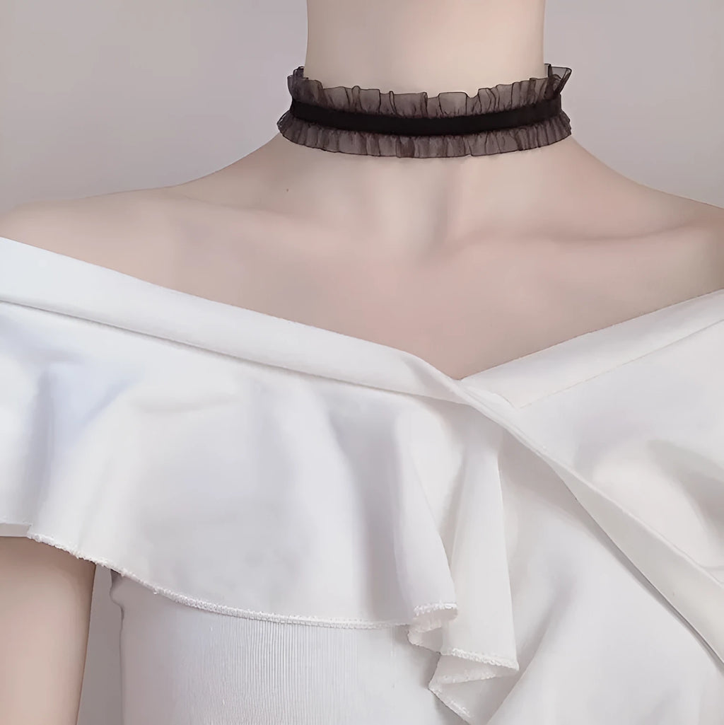 Velvet ruffled clavicle necklace with alloy flower pendant on snake bones chain