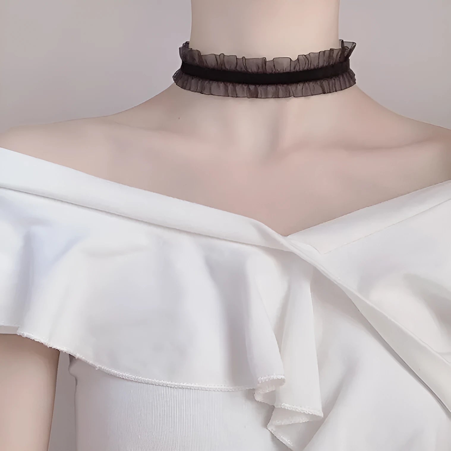 Velvet ruffled clavicle necklace with alloy flower pendant on snake bones chain