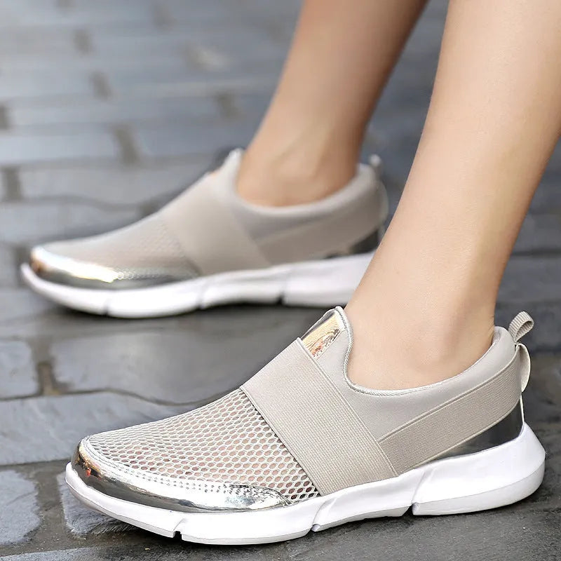 Women's low-cut casual sneakers in blue with a mesh interior and lightweight PU midsole.