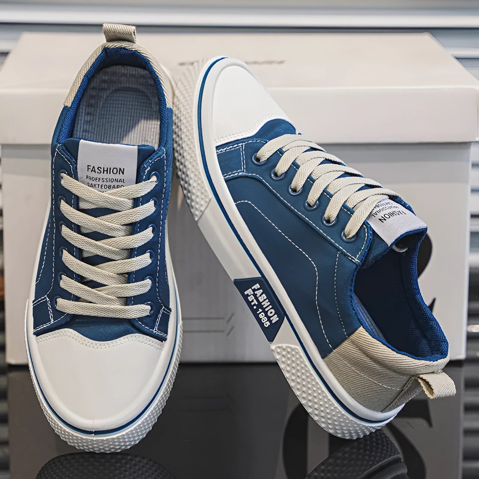 Men's blue canvas casual skateboarding shoes with round toe and lace-up front