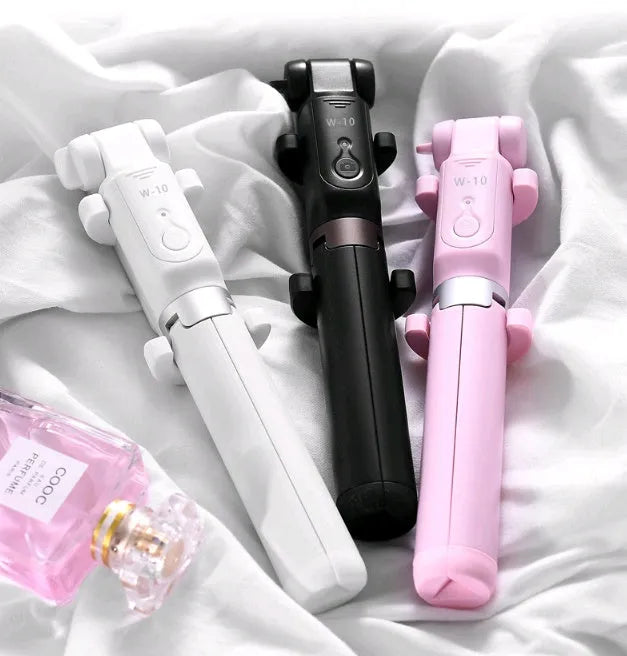 Aluminium Bluetooth selfie stick with tripod base and remote control next to a smartphone