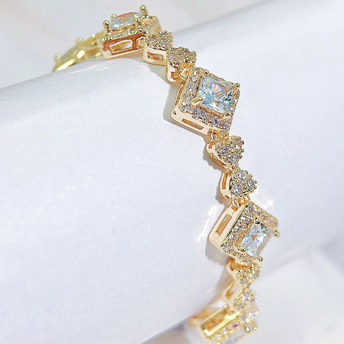 Women's diamond-cut zircon bracelet with heart shape in silver and gold colour options