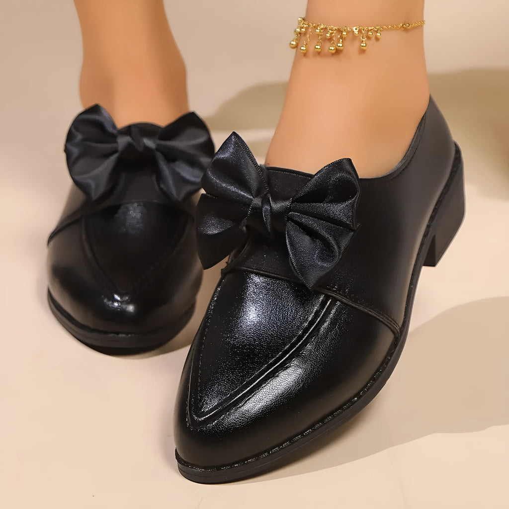 Women's simple flat shoes with a choice of bow decoration, showing PU upper and rubber sole.