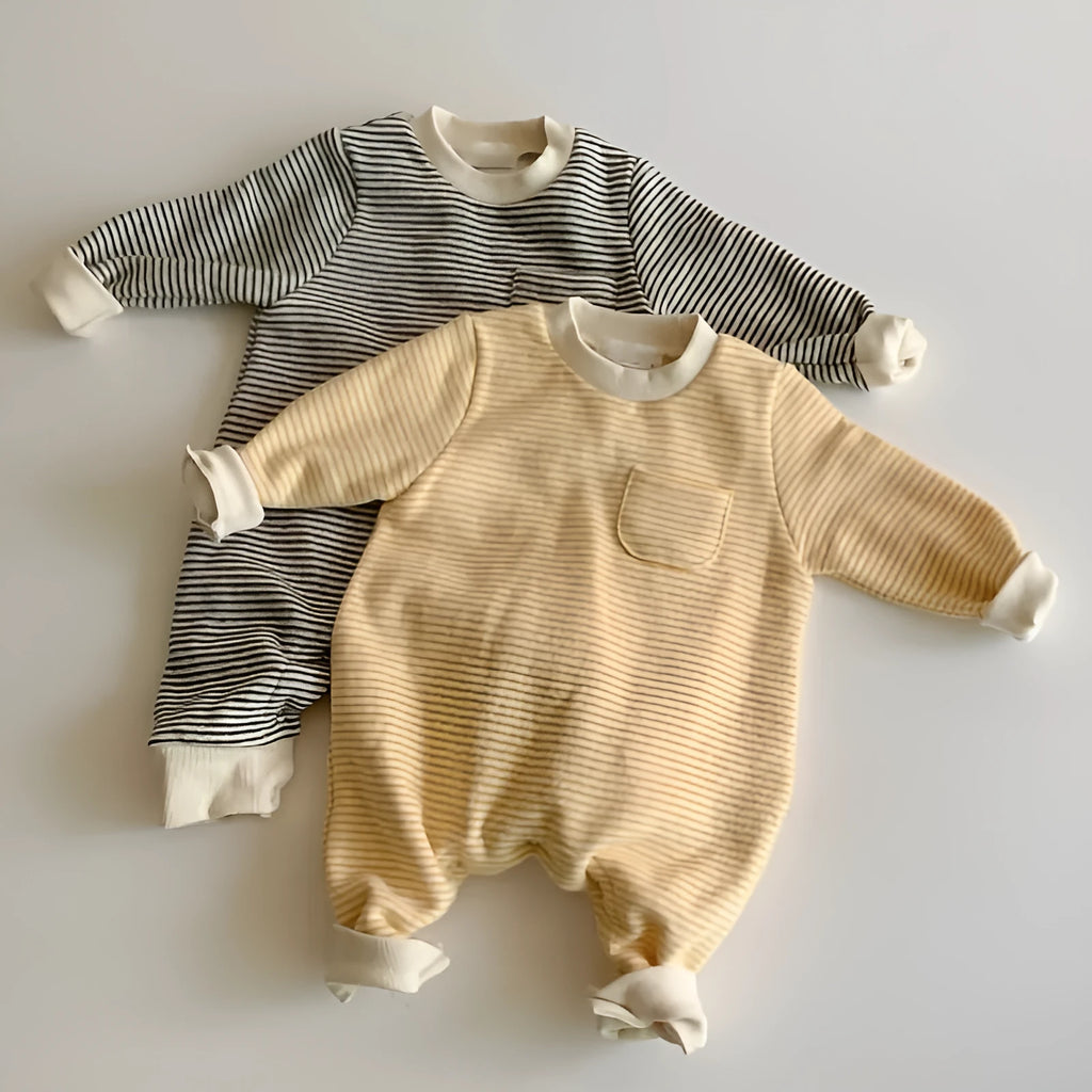 Striped baby jumpsuit with long sleeves and hidden buttons in yellow or black fleece-lined fabric