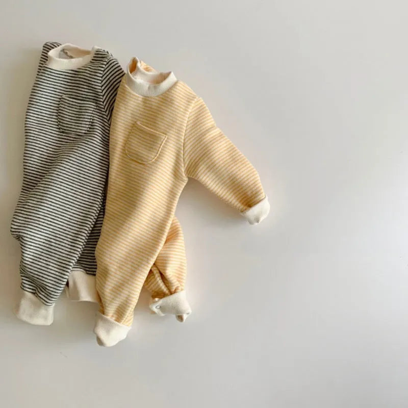 Striped baby jumpsuit with long sleeves and hidden buttons in yellow or black fleece-lined fabric