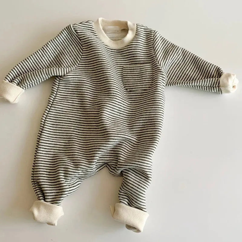 Striped baby jumpsuit with long sleeves and hidden buttons in yellow or black fleece-lined fabric