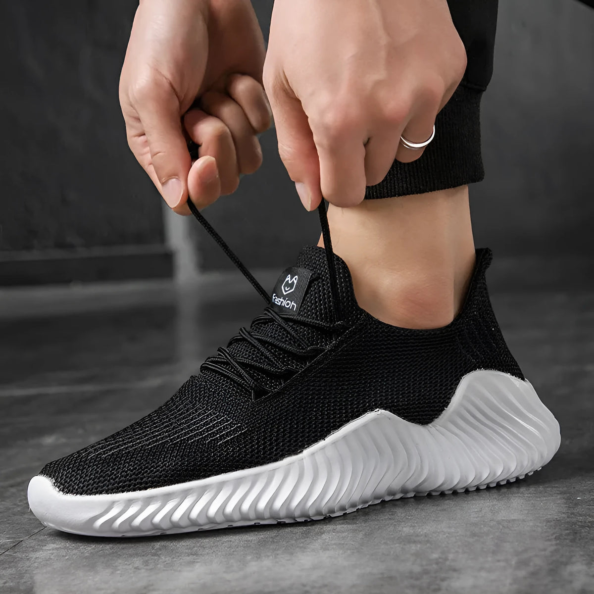 Men's white breathable mesh lace-up casual shoes with flying weave upper and MD sole