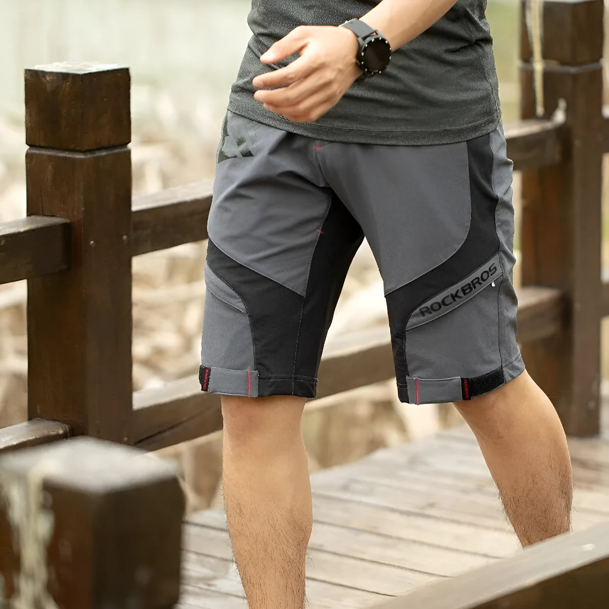Mens double-layer cycling shorts in black with split design and sponge cushion
