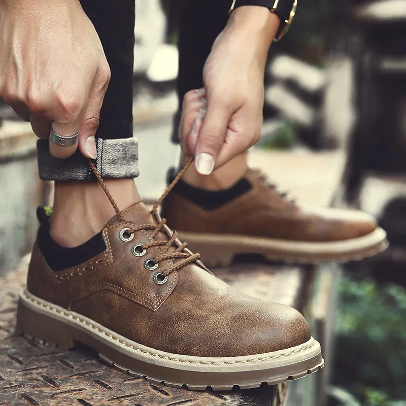 Men's low-top casual shoes in black with a round toe, front tie laces, and a rubber sole.