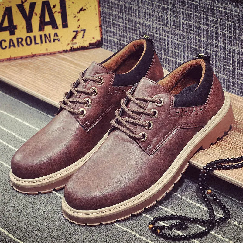 Men's low-top casual shoes in black with a round toe, front tie laces, and a rubber sole.