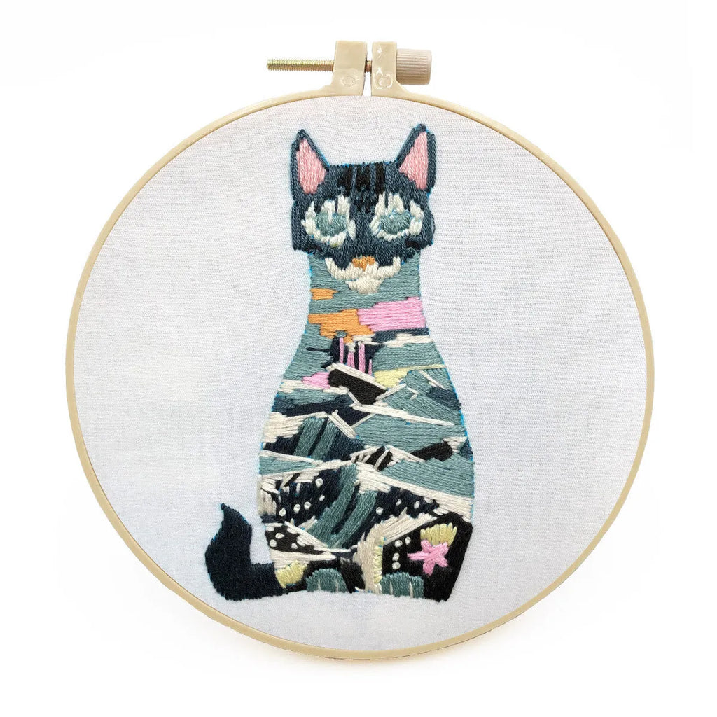 DIY three-dimensional European embroidery kit with cat designs on cotton fabric with embroidery frame