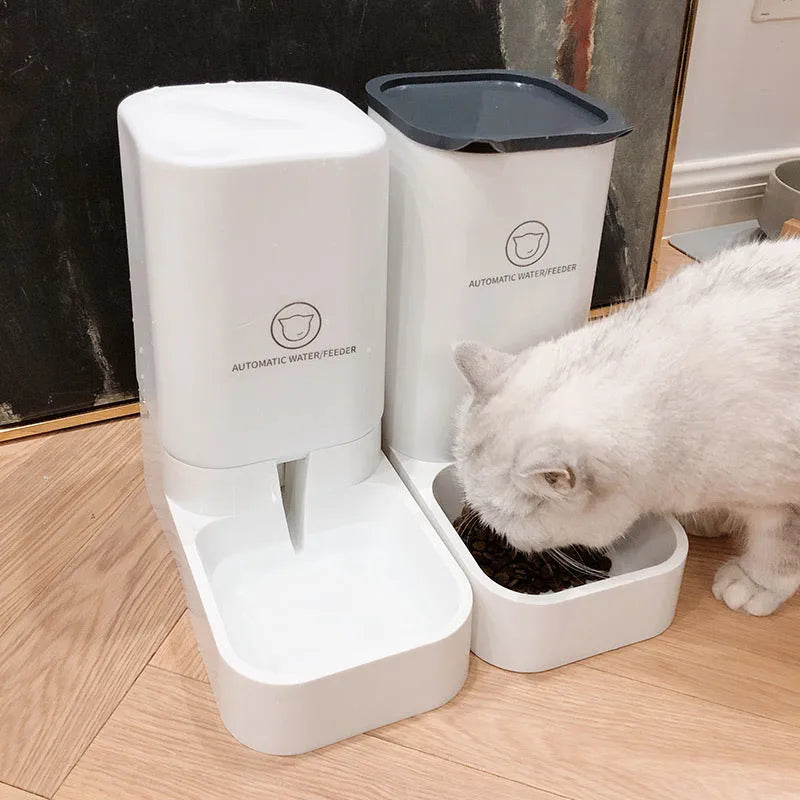 Automatic feeding artifact for cats and dogs made from PP plastic with 3.8L capacity