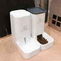 Automatic feeding artifact for cats and dogs made from PP plastic with 3.8L capacity