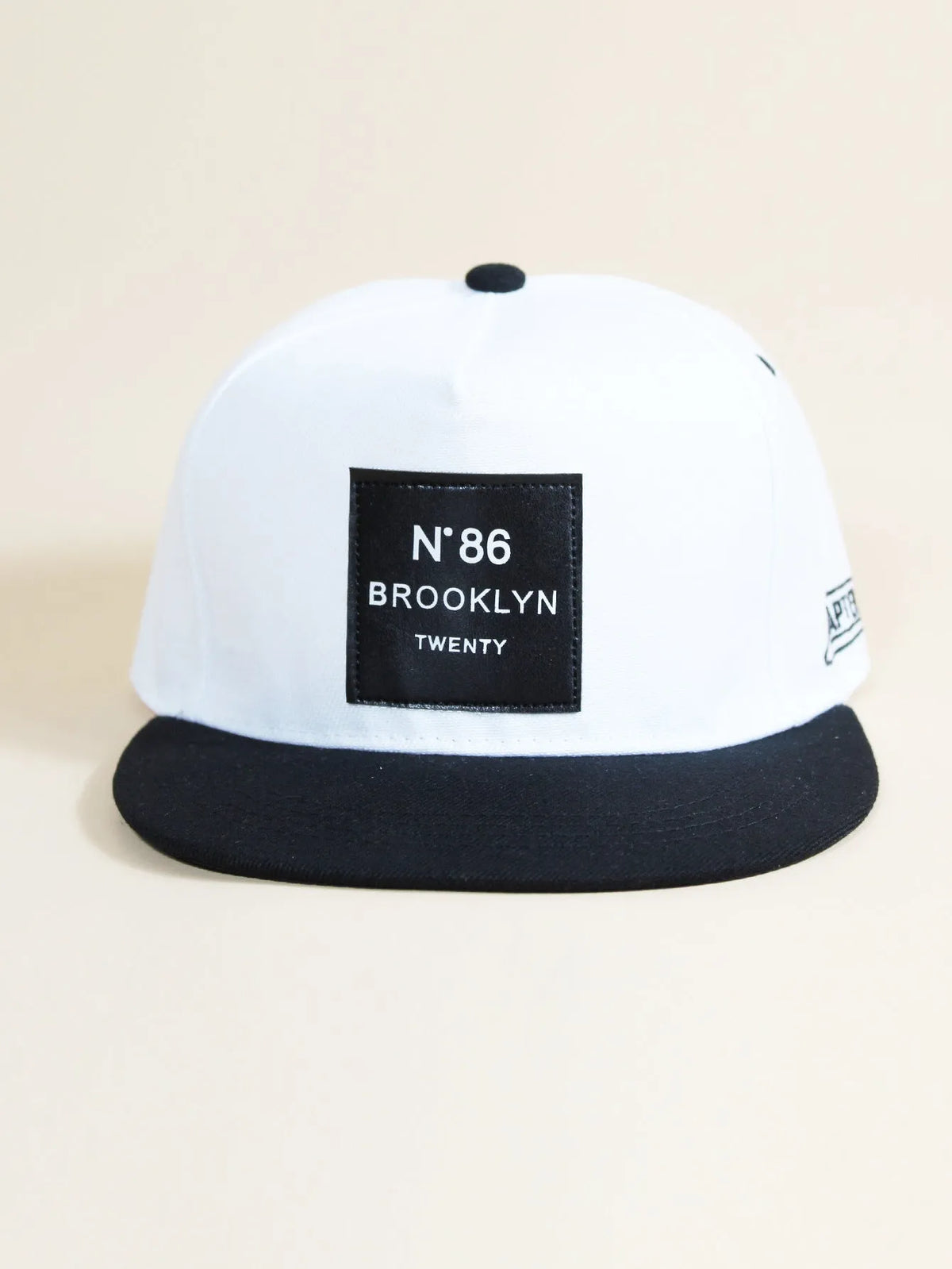 Adjustable baseball cap with Korean N86 letter design in black for sun protection