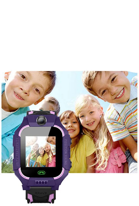 Z6 Q19 children's smart watch in green colour with a 1.44-inch touch screen on a wrist.