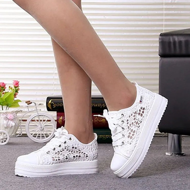 Women's white canvas lace-up shoes with rubber sole, flat casual sneakers