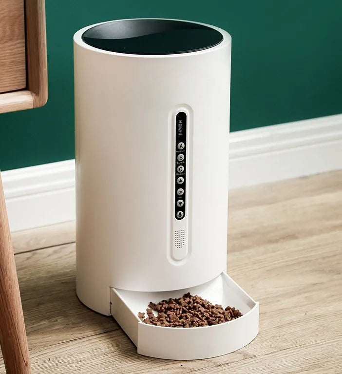 White smart pet feeder with 4.6L dry food capacity and automatic dispensing mechanism