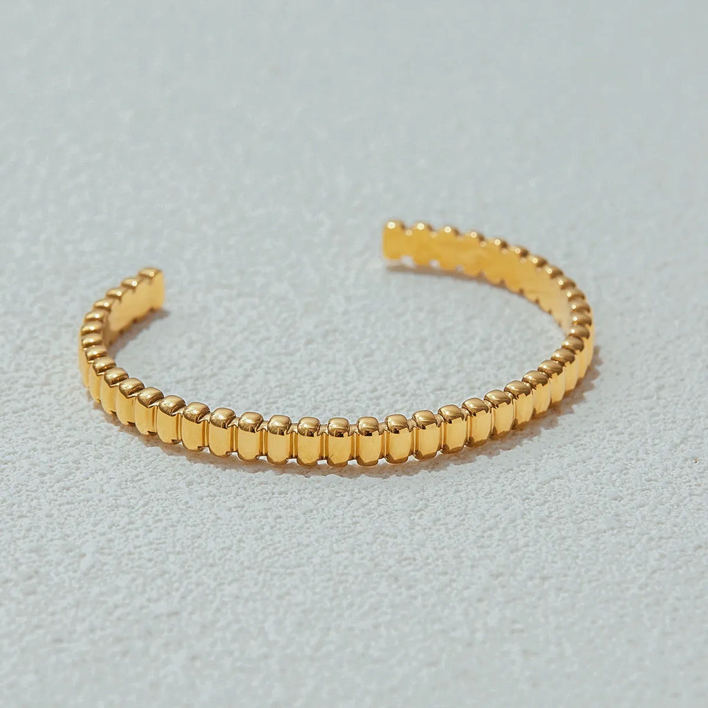 Women's stainless steel bracelet with electroplated metallic finish in European and American style