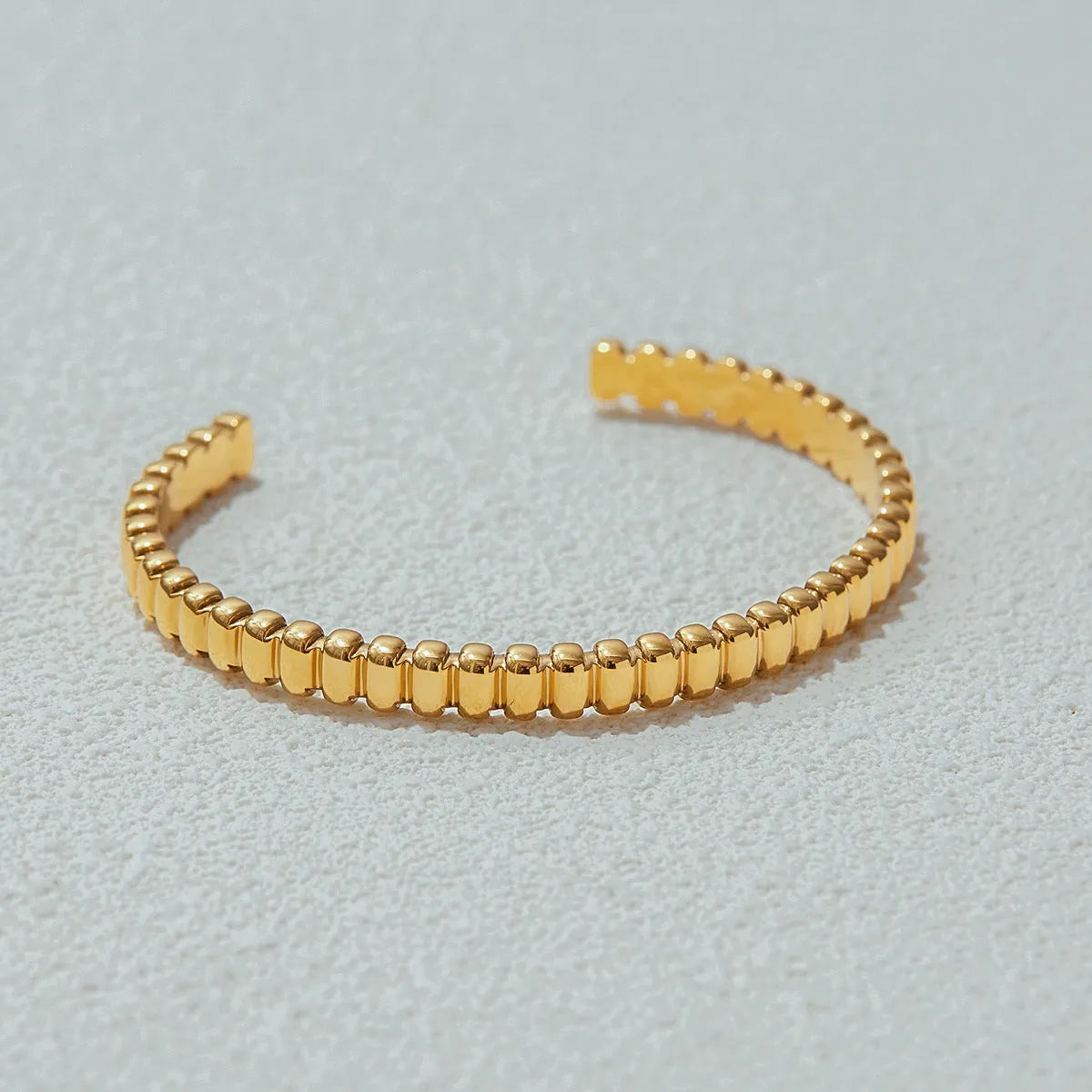 Women's stainless steel bracelet with electroplated metallic finish in European and American style
