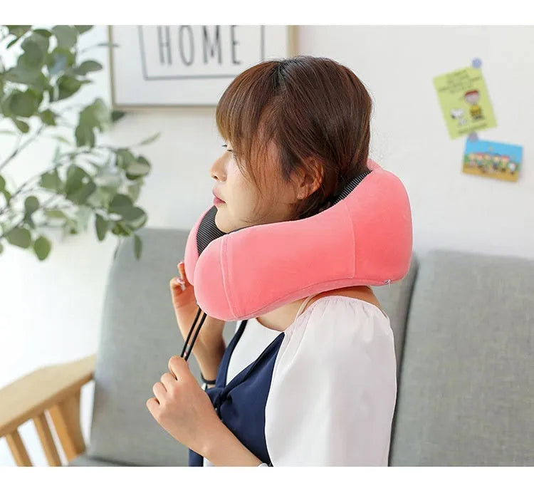 Memory foam U-shape travel neck pillow in light gray with magnetic closure, 30x25x15cm